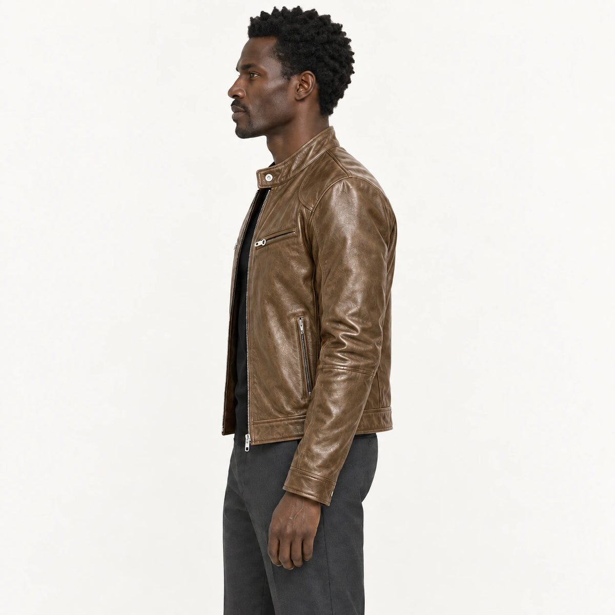 Veste en cuir kaki, profil dans le studio IVAREE