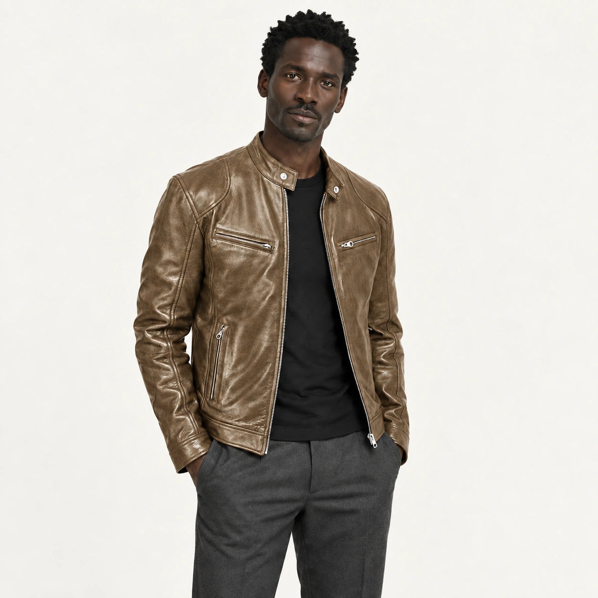 Veste en cuir kaki, trois-quarts dans le studio IVAREE