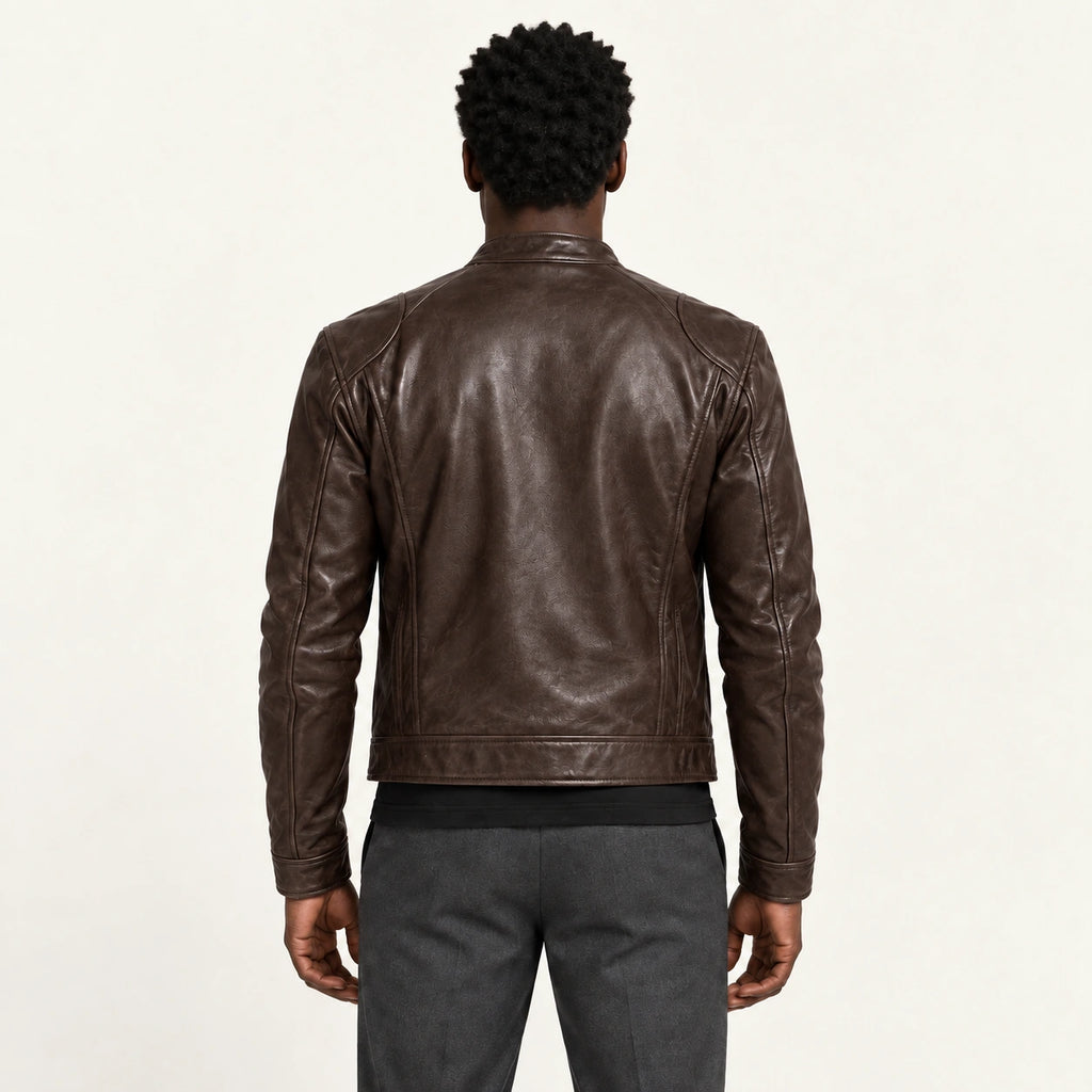 Veste en cuir marron, dos dans le studio IVAREE