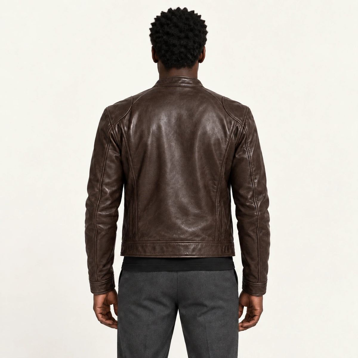 Veste en cuir marron, dos dans le studio IVAREE