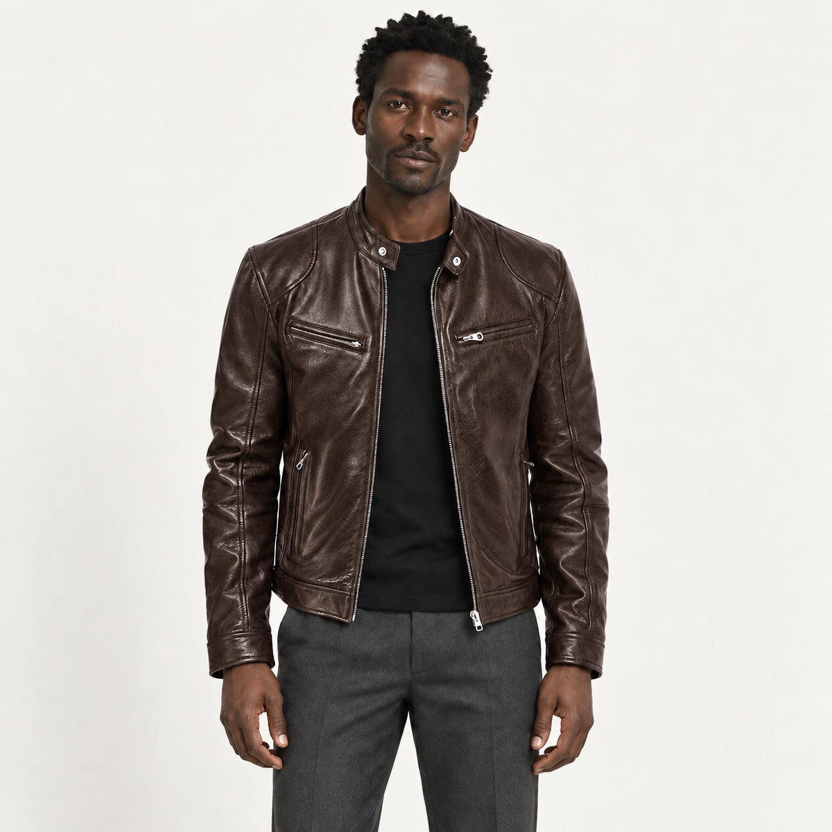 Veste en cuir marron, face dans le studio IVAREE