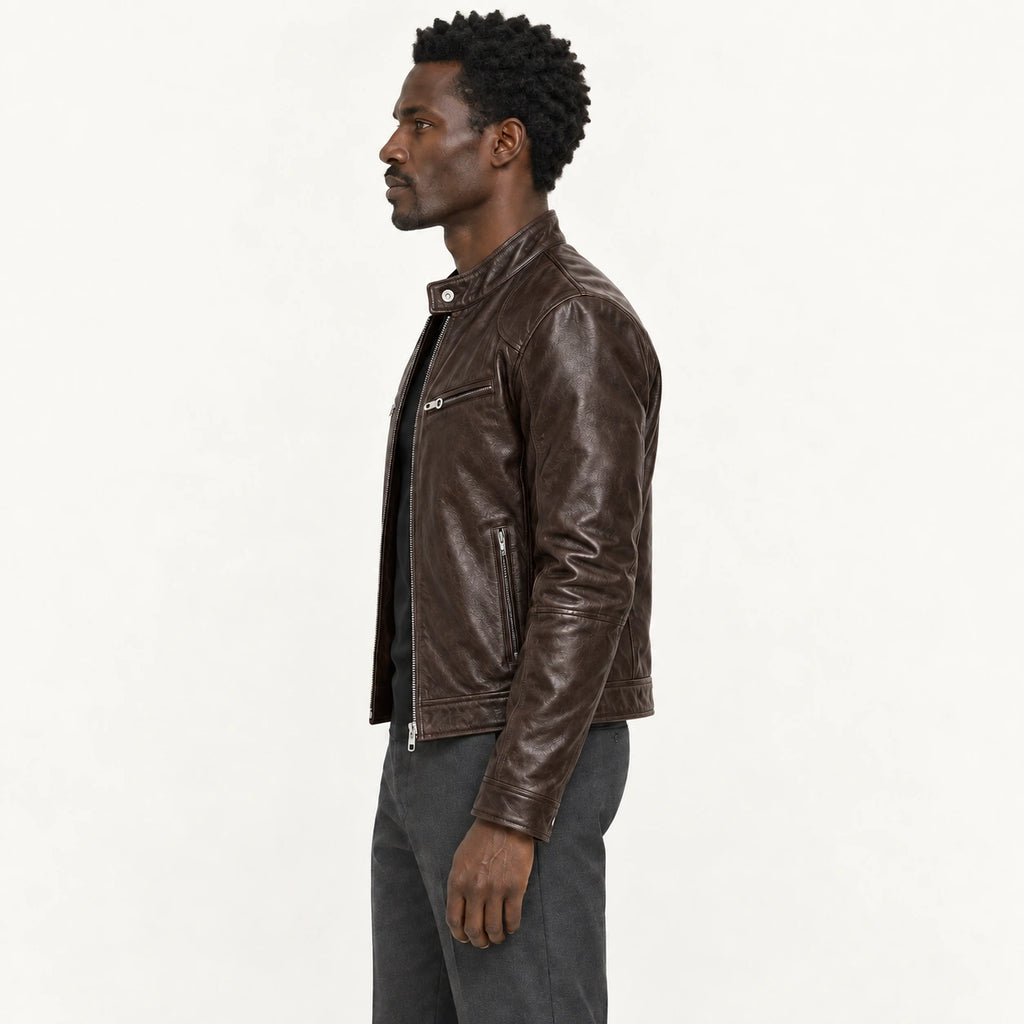 Veste en cuir marron, profil dans le studio IVAREE