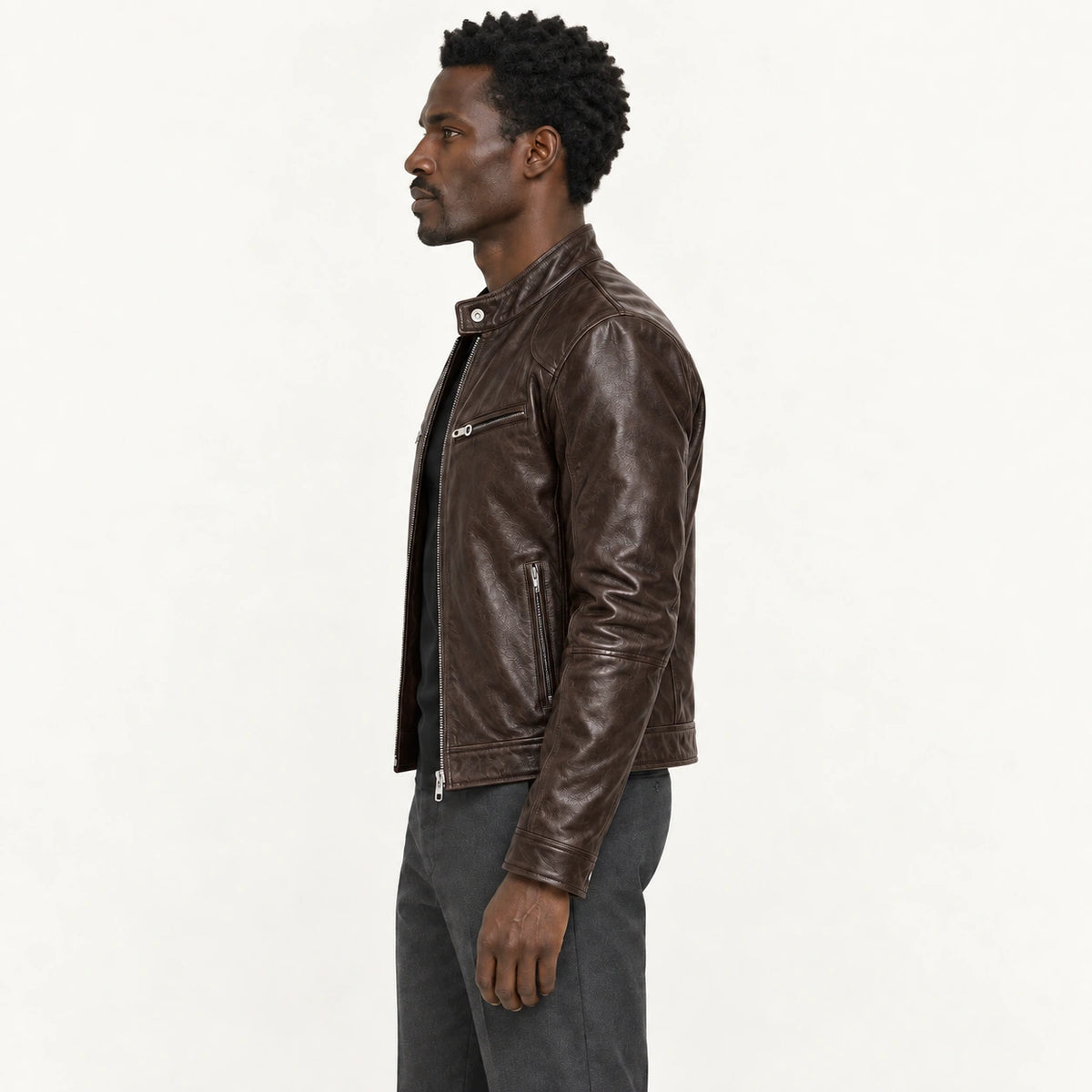 Veste en cuir marron, profil dans le studio IVAREE