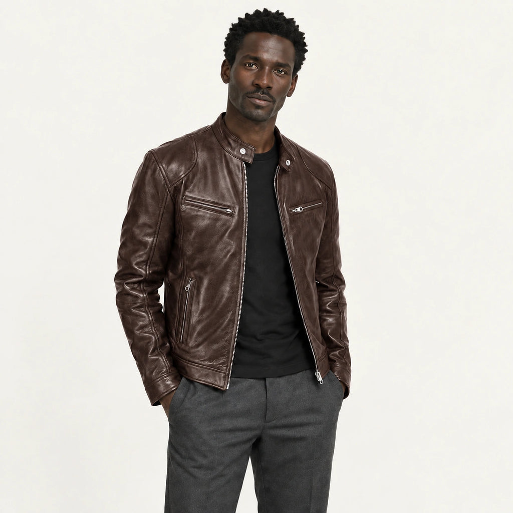 Veste en cuir marron, trois-quarts dans le studio IVAREE