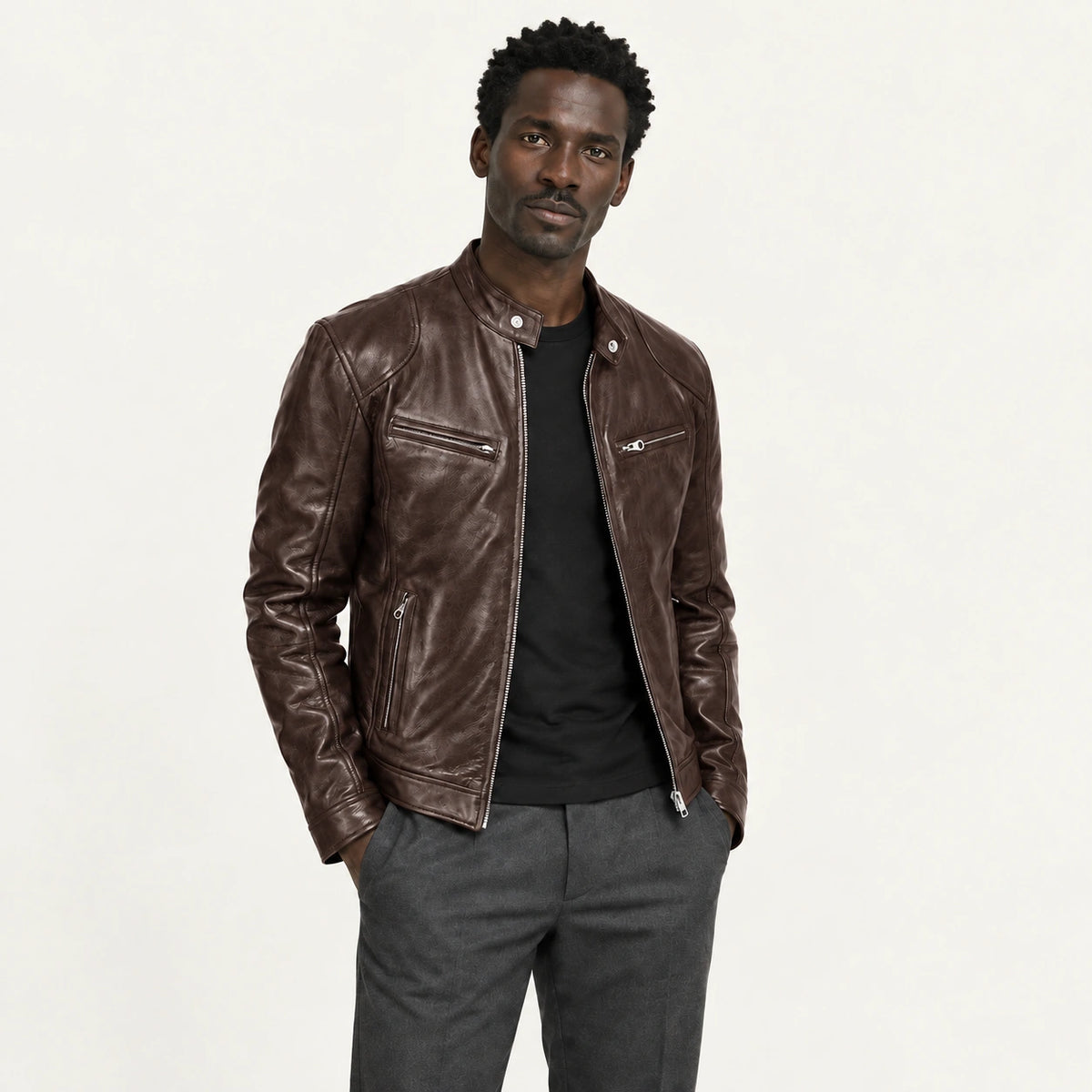 Veste en cuir marron, trois-quarts dans le studio IVAREE