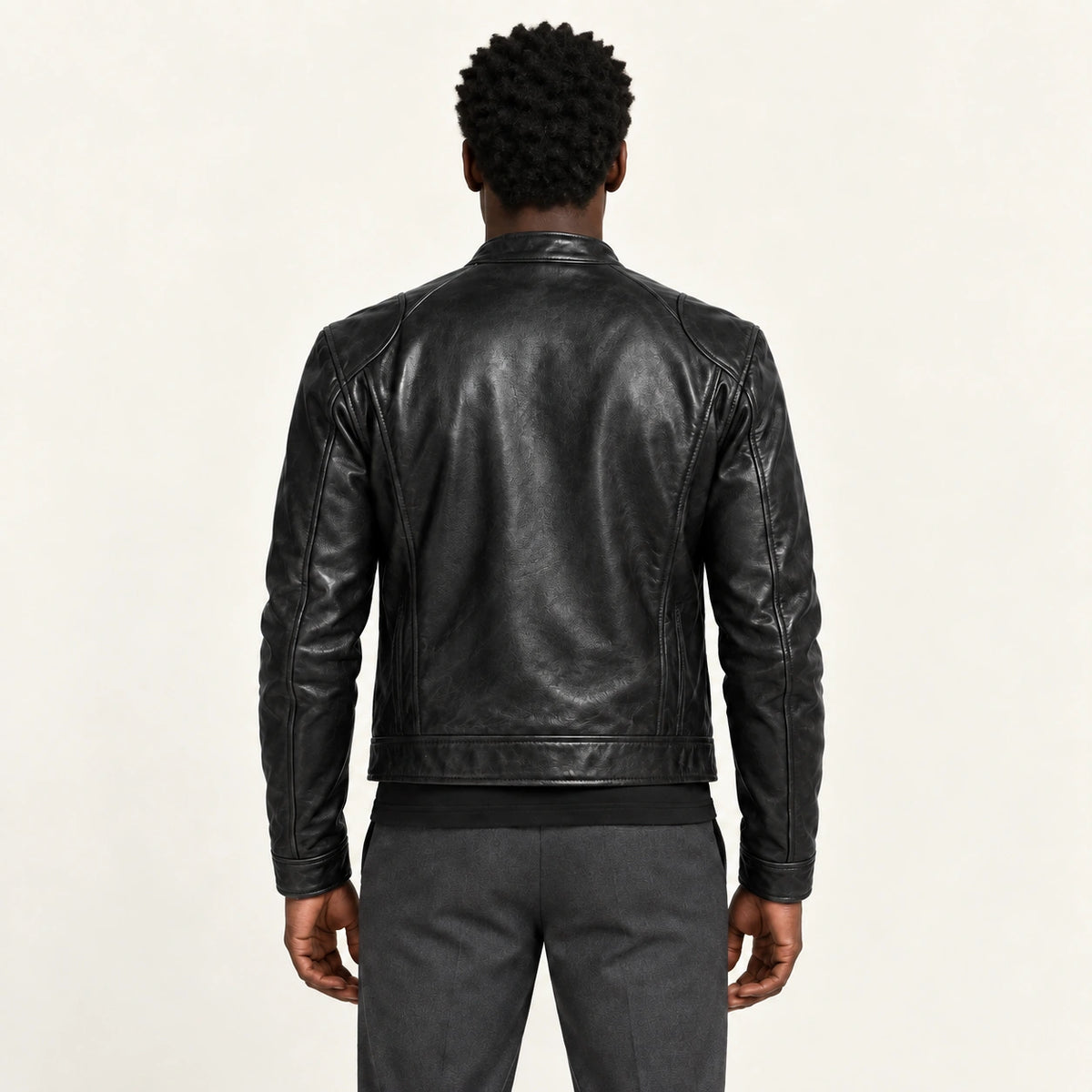 Veste en cuir noir, dos dans le studio IVAREE