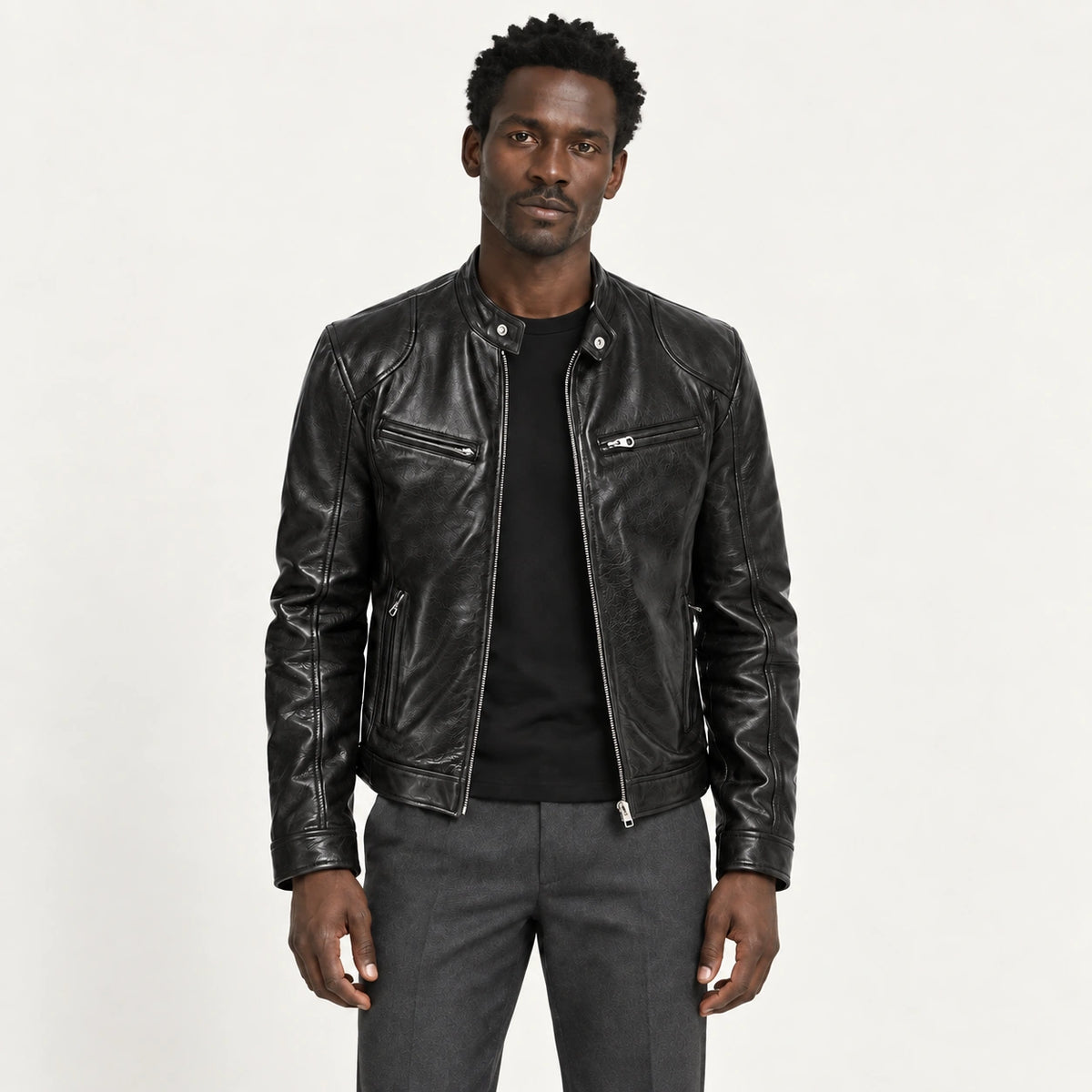 Veste en cuir noir, face dans le studio IVAREE