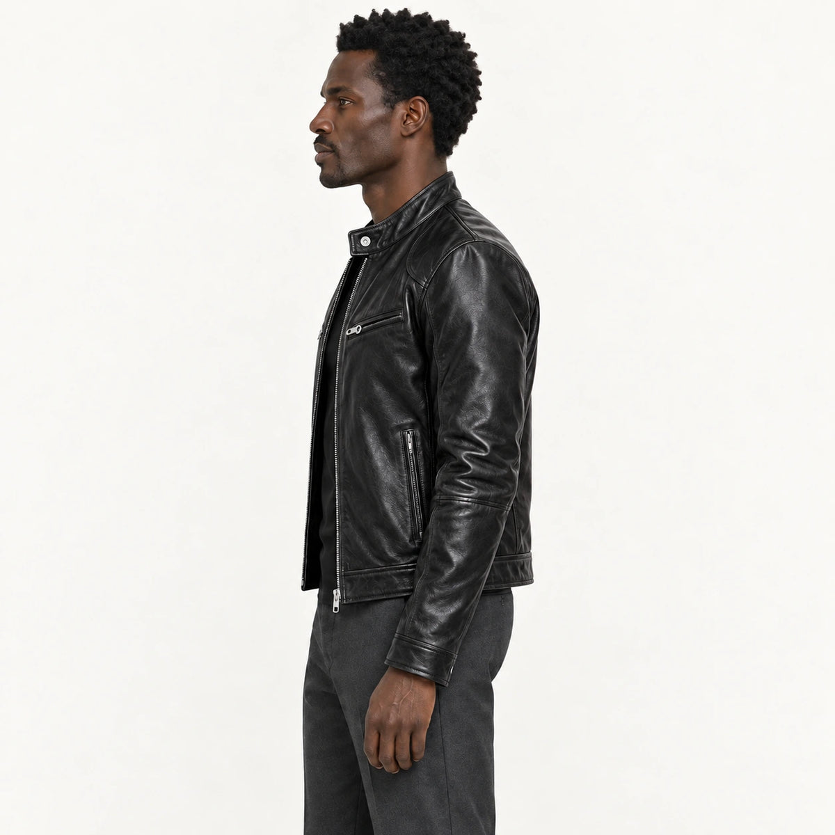 Veste en cuir noir, profil dans le studio IVAREE