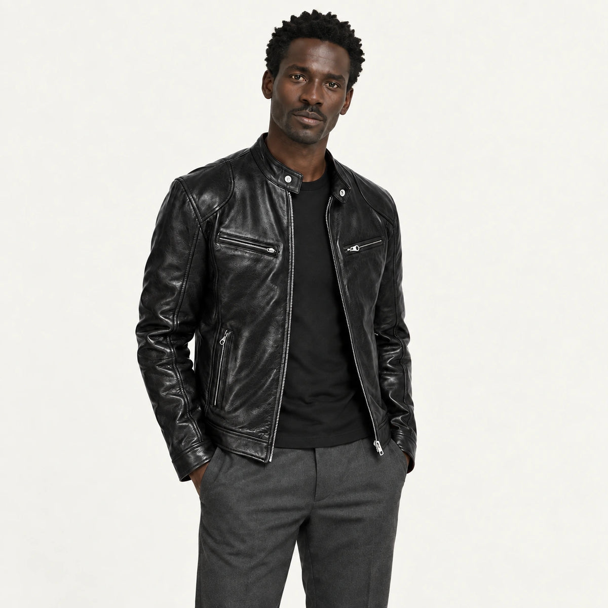 Veste en cuir noir, trois-quarts dans le studio IVAREE
