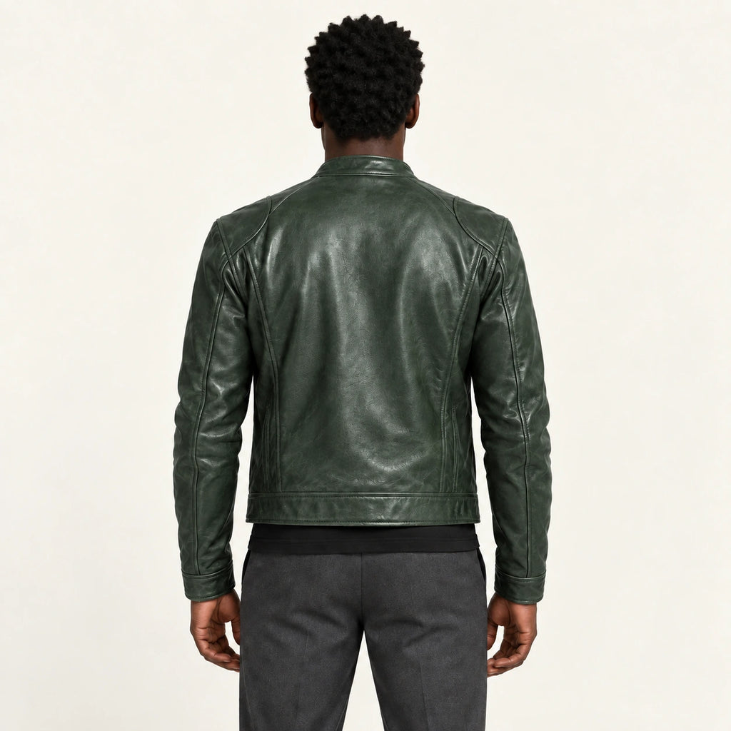 Veste en cuir vert kaki, dos dans le studio IVAREE
