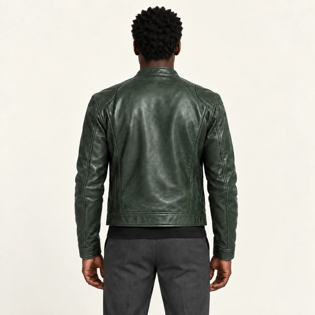 Veste en cuir vert kaki, dos dans le studio IVAREE