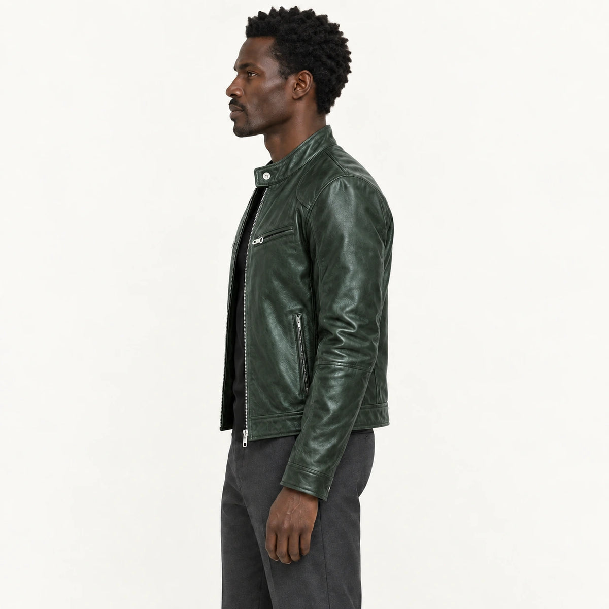 Veste en cuir vert kaki, profil dans le studio IVAREE
