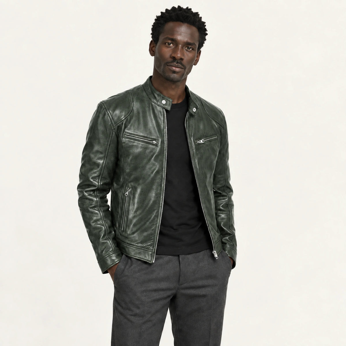 Veste en cuir vert kaki, trois-quarts dans le studio IVAREE