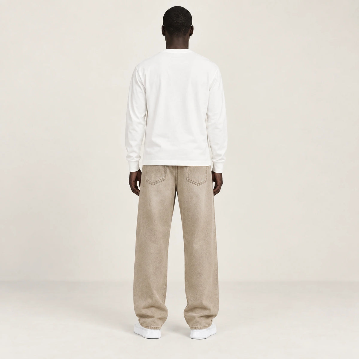 Jean beige (coloris Kaki), dos dans le studio IVAREE
