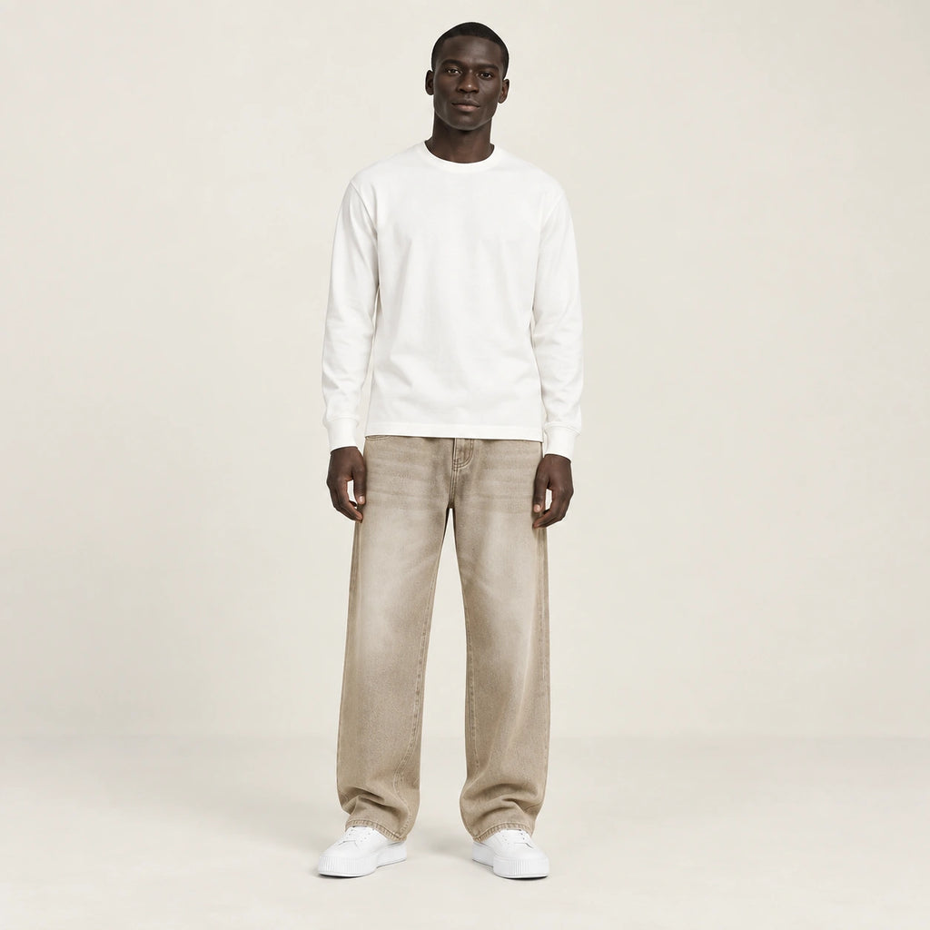Jean beige (coloris Kaki), face dans le studio IVAREE