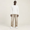 Jean beige (coloris Kaki), face dans le studio IVAREE