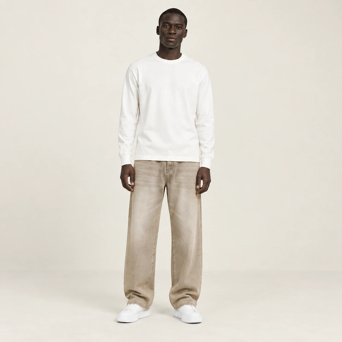 Jean beige (coloris Kaki), face dans le studio IVAREE