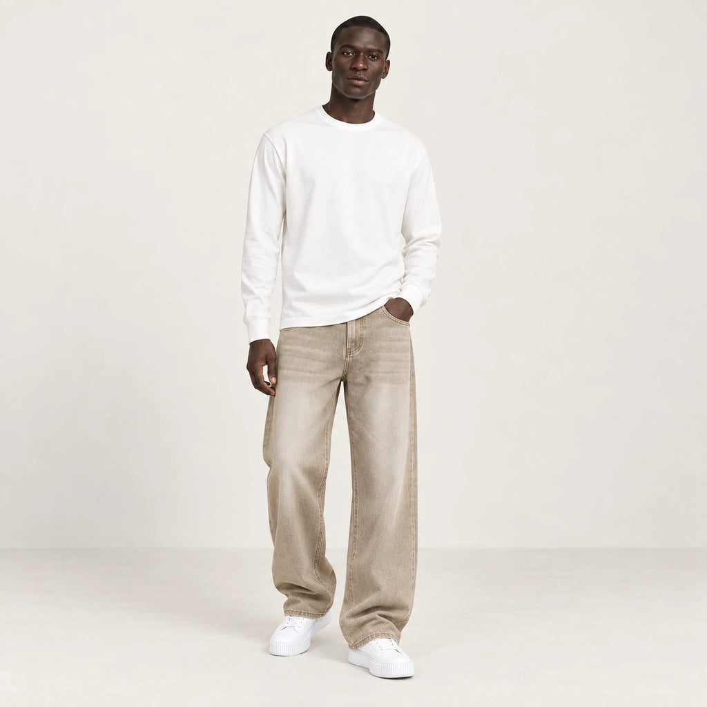 Jean beige (coloris Kaki), pose dans le studio IVAREE