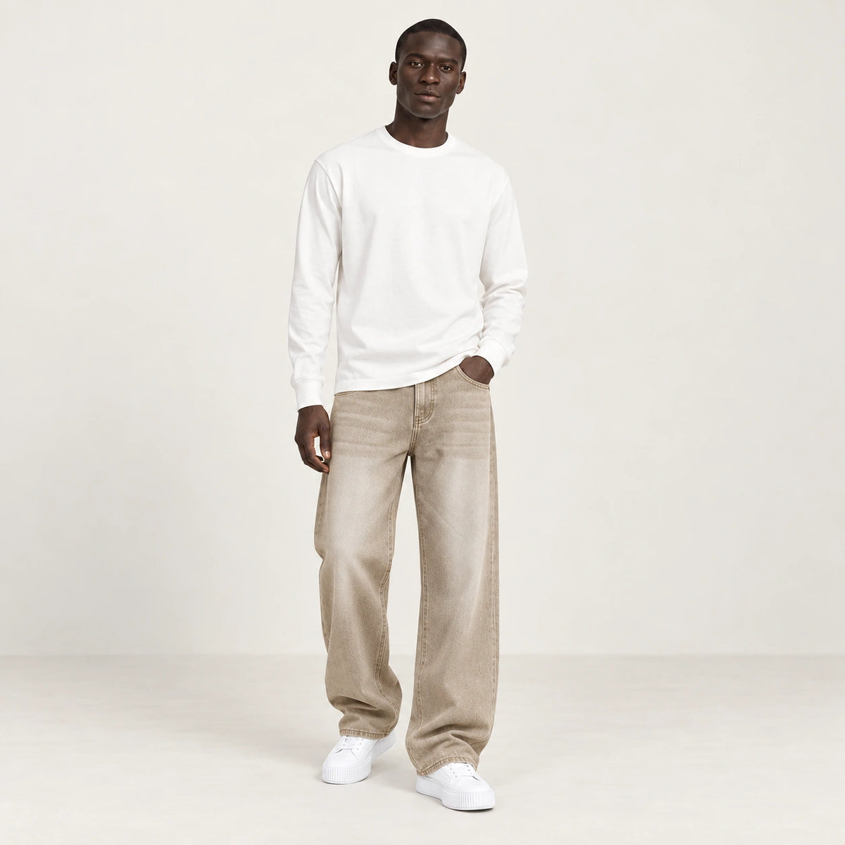 Jean beige (coloris Kaki), pose dans le studio IVAREE
