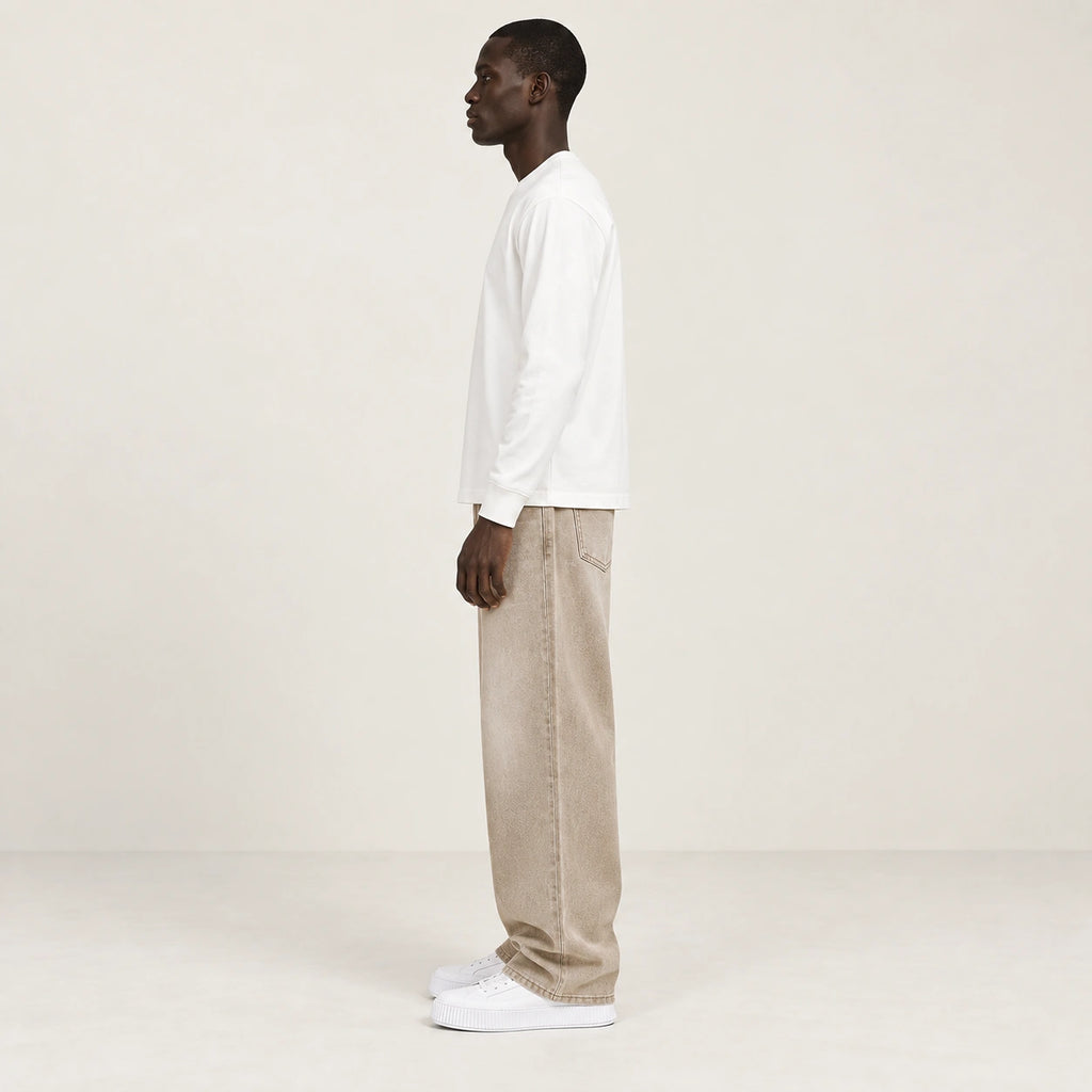 Jean beige (coloris Kaki), profil dans le studio IVAREE
