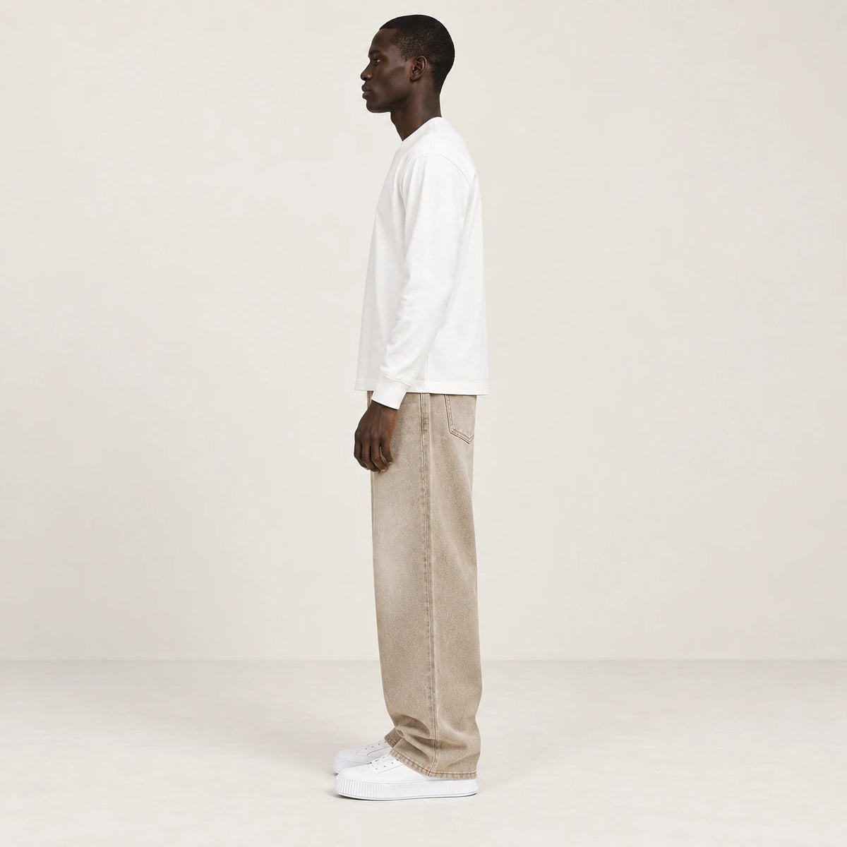Jean beige (coloris Kaki), profil dans le studio IVAREE