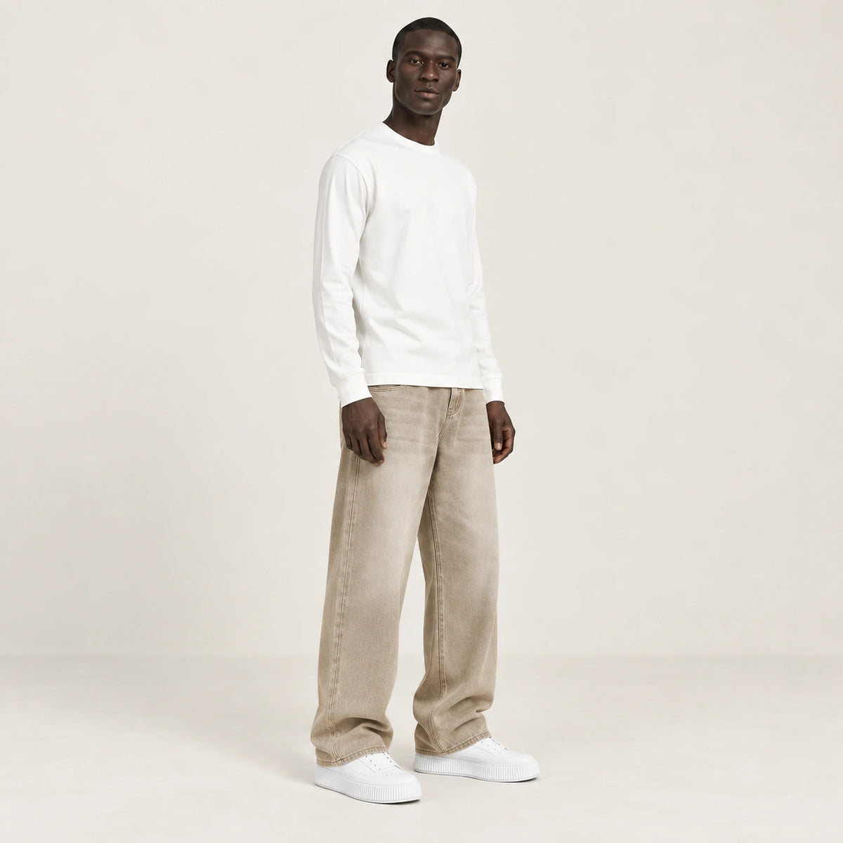 Jean beige (coloris Kaki), trois-quarts dans le studio IVAREE