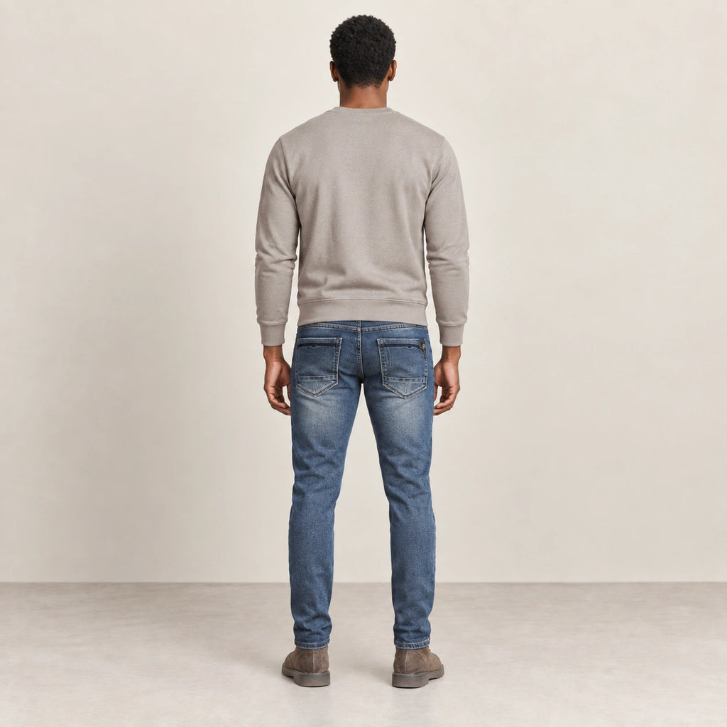 Jean biker bleu, dos dans le studio IVAREE