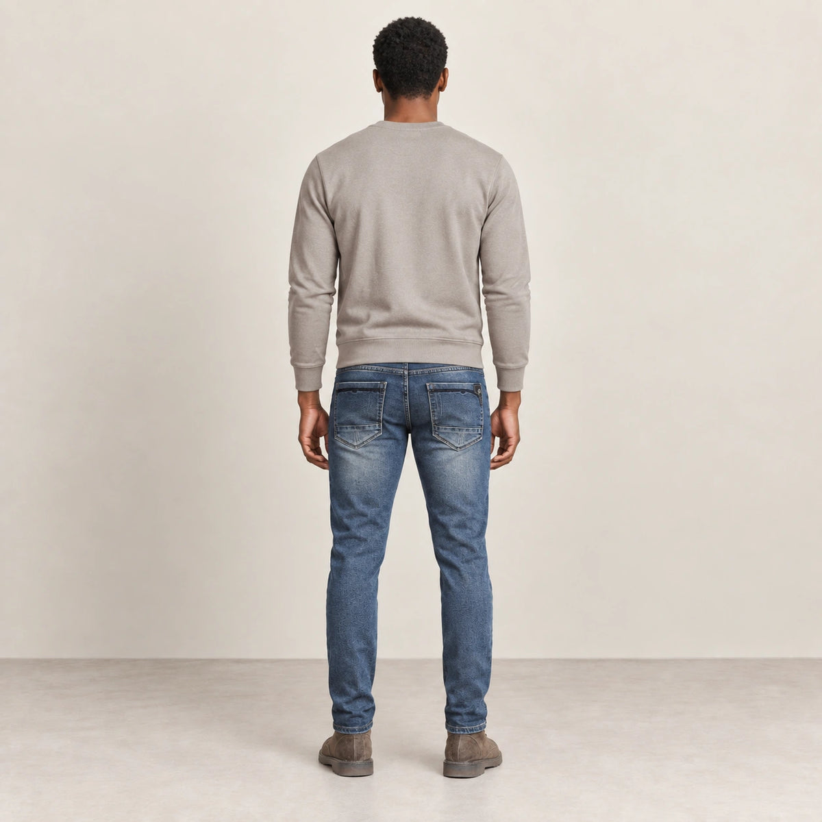 Jean biker bleu, dos dans le studio IVAREE