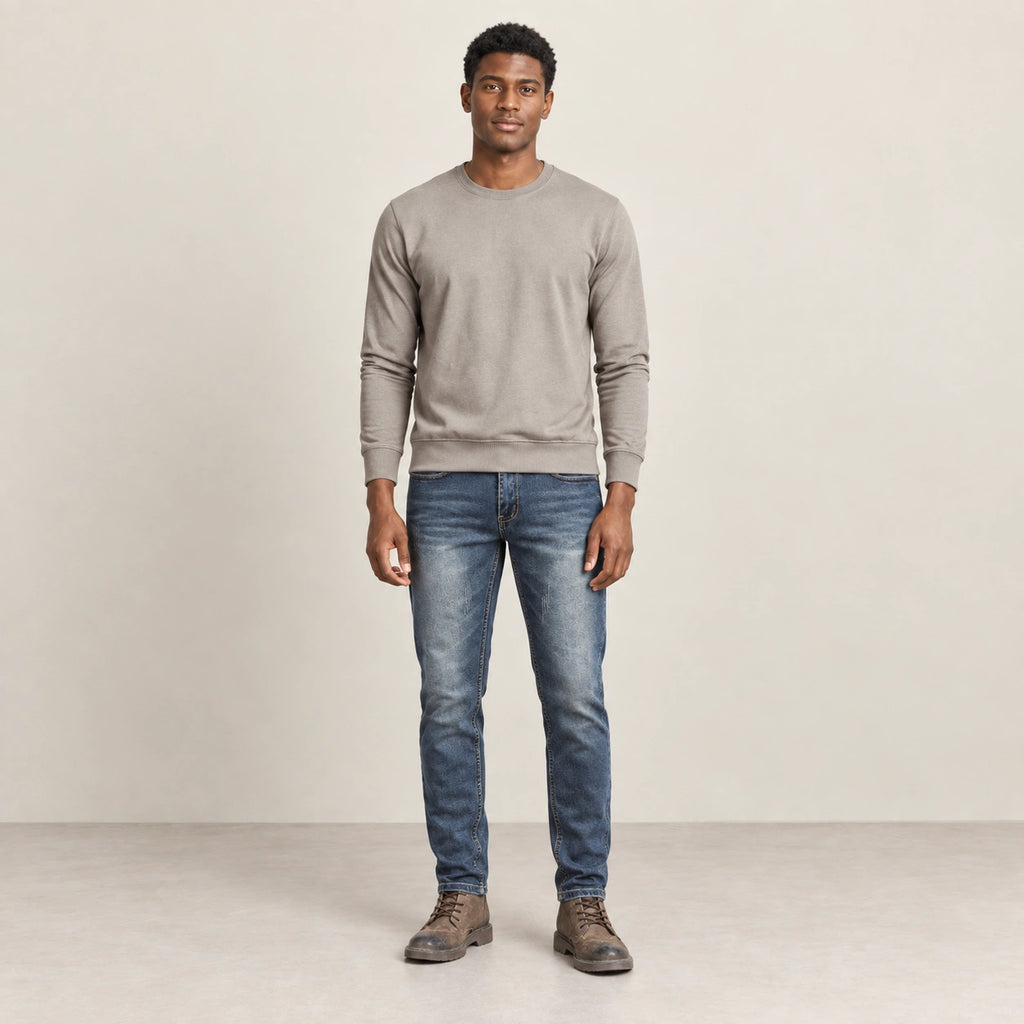Jean biker bleu, face dans le studio IVAREE