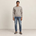 Jean biker bleu, face dans le studio IVAREE