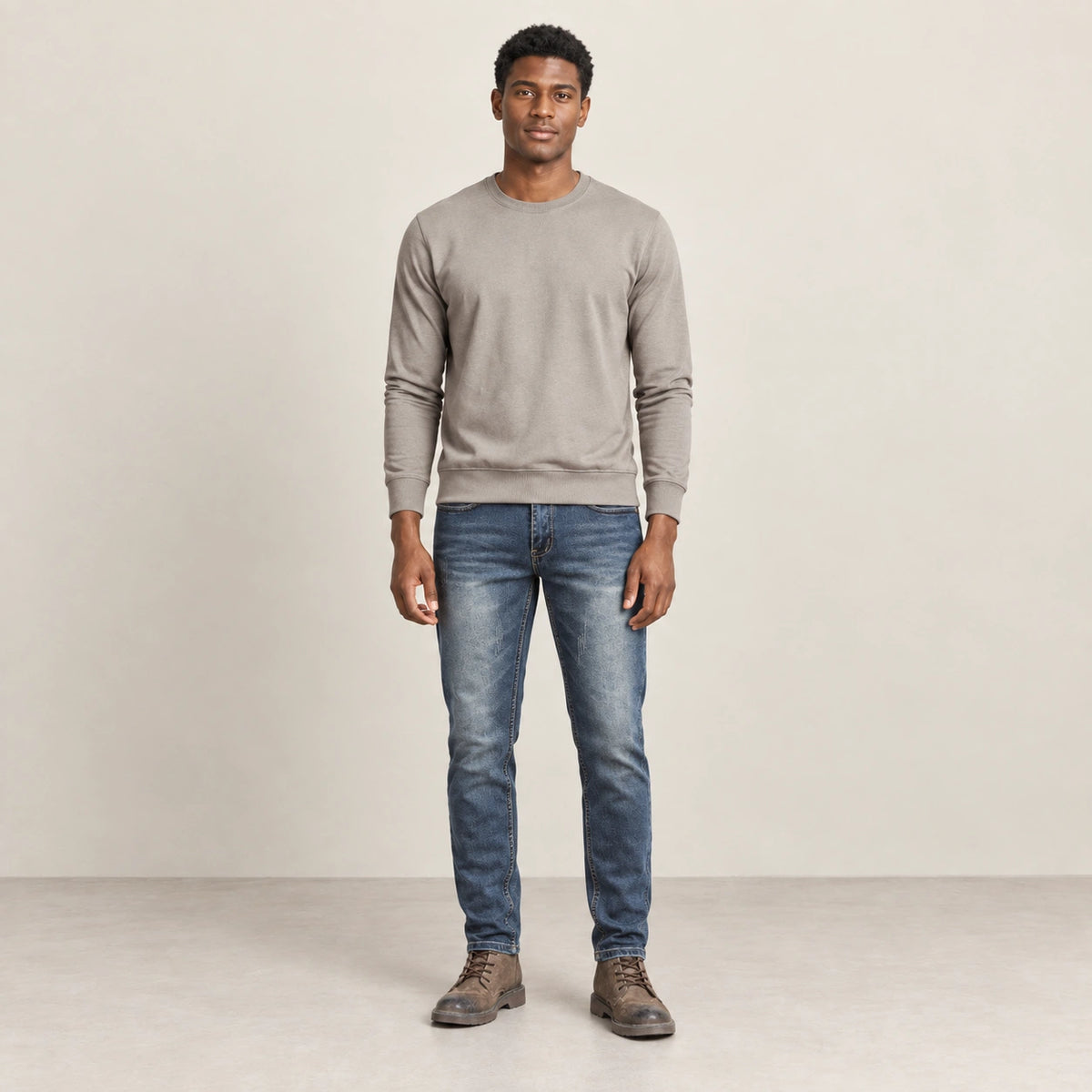 Jean biker bleu, face dans le studio IVAREE