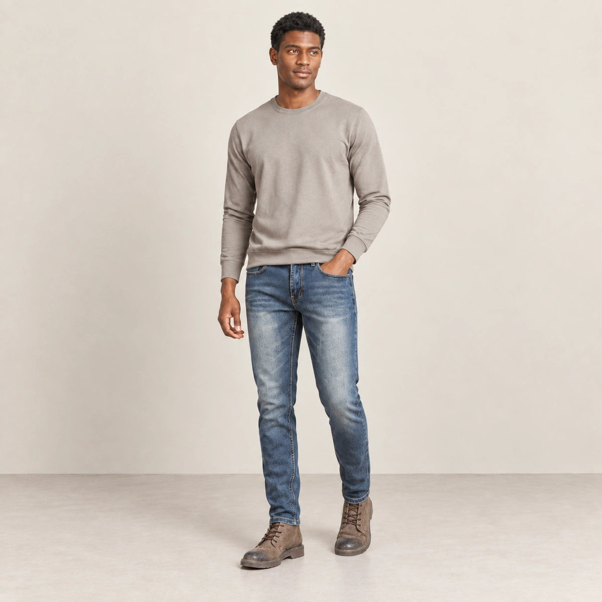 Jean biker bleu, pose dans le studio IVAREE