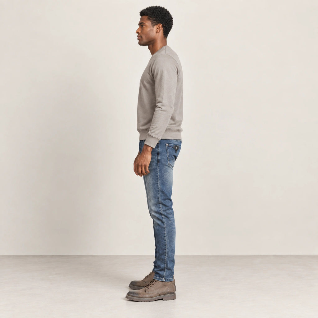 Jean biker bleu, profil dans le studio IVAREE
