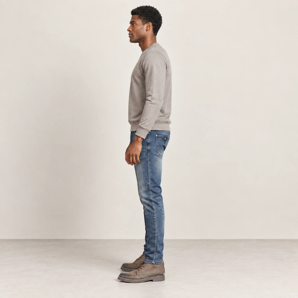 Jean biker bleu, profil dans le studio IVAREE