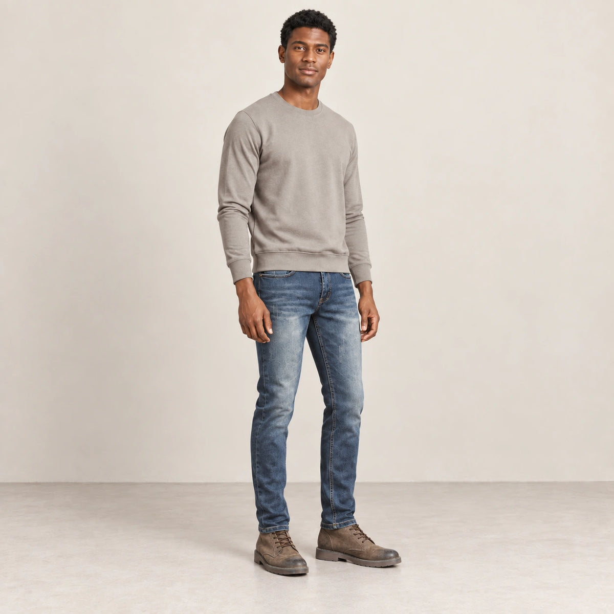 Jean biker bleu, trois-quarts dans le studio IVAREE
