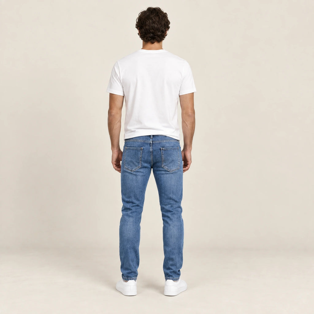 Jean bleu, dos dans le studio IVAREE