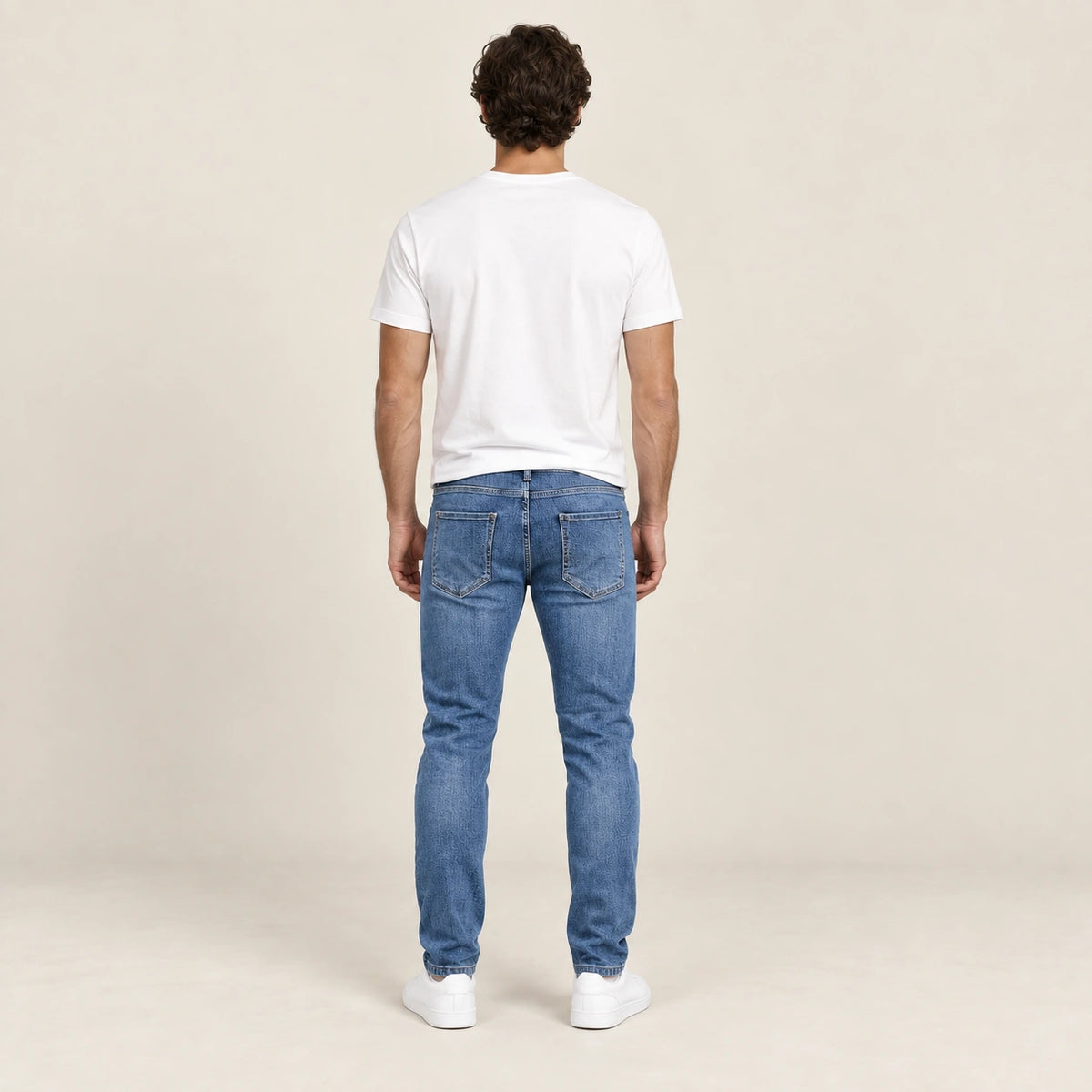 Jean bleu, dos dans le studio IVAREE