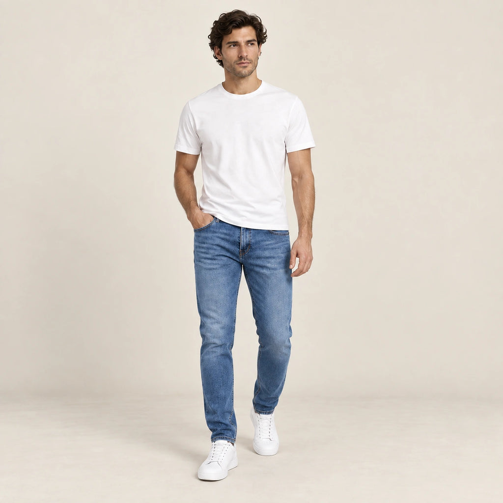 Jean bleu, pose dans le studio IVAREE