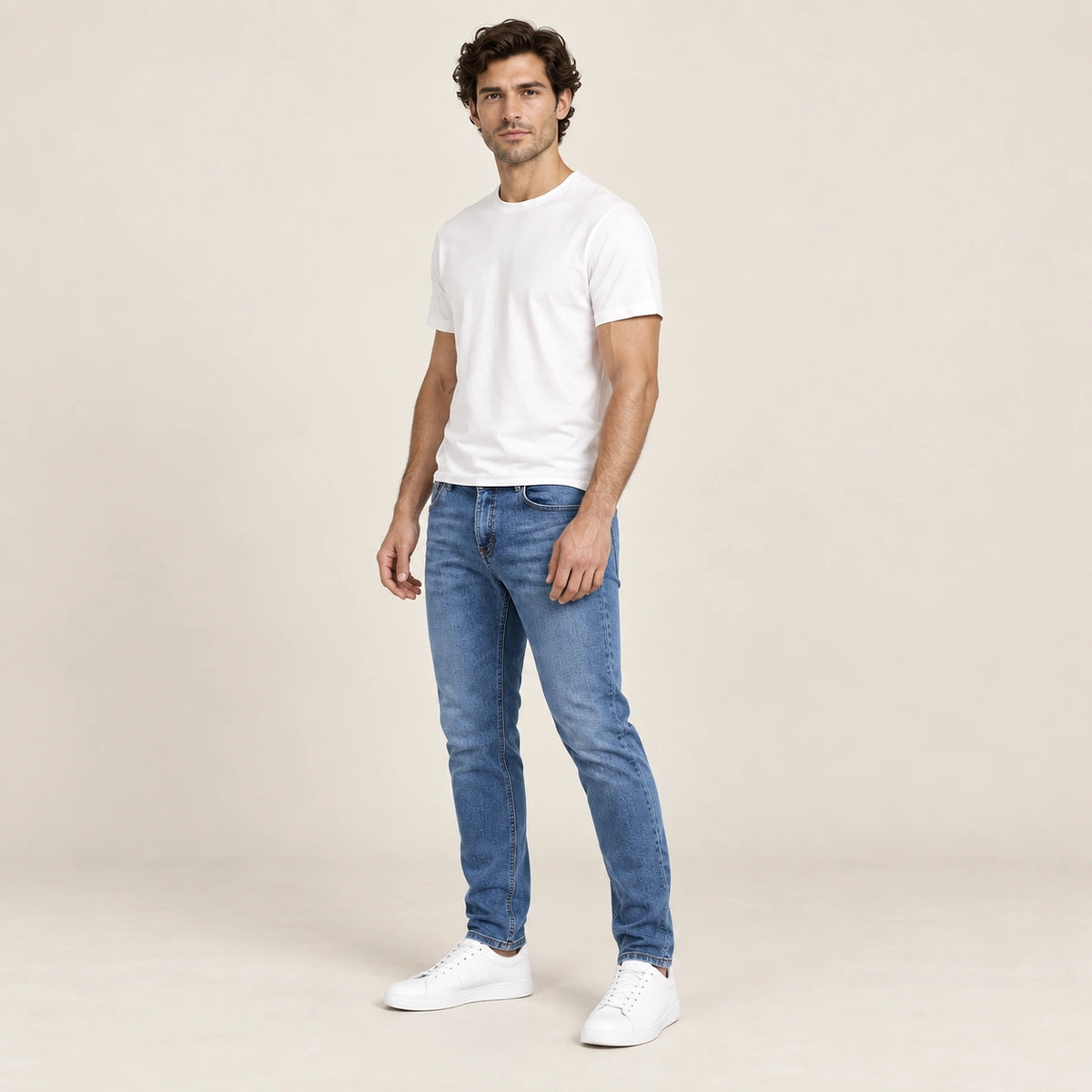 Jean bleu, trois-quarts dans le studio IVAREE