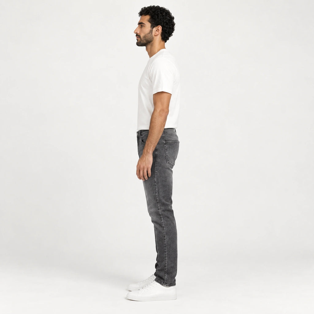 Jean gris foncé, profil dans le studio IVAREE