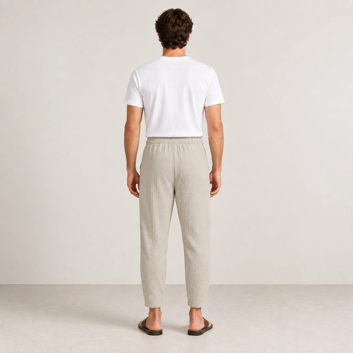 Jogger kaki, dos dans le studio IVAREE