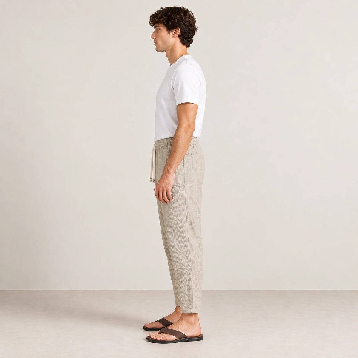 Jogger kaki, profil dans le studio IVAREE
