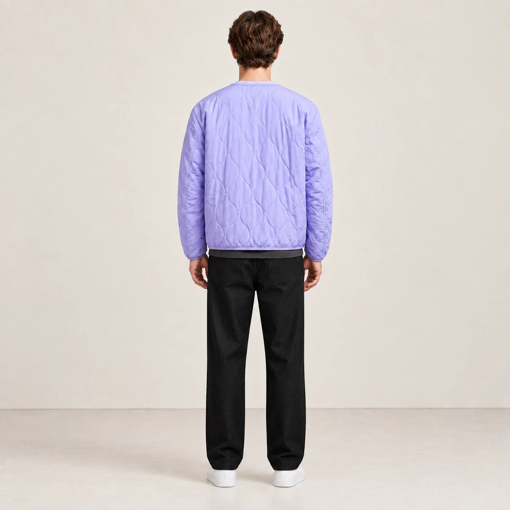Manteau matelassé violet oversize vu de dos, porté dans le studio IVAREE.