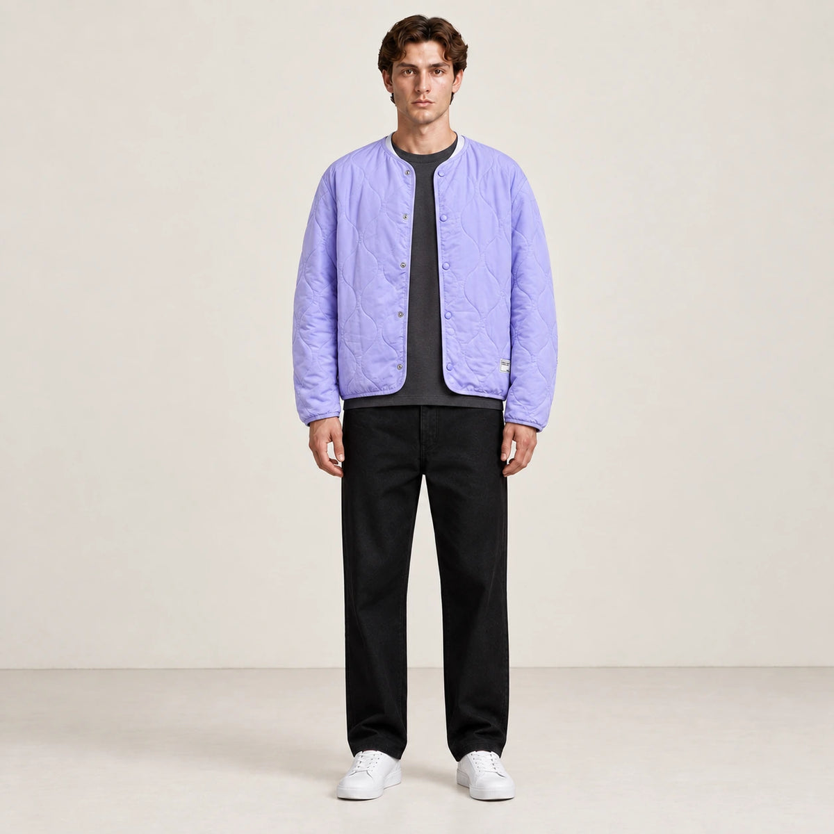 Manteau matelassé violet oversize vu de face, porté dans le studio IVAREE.