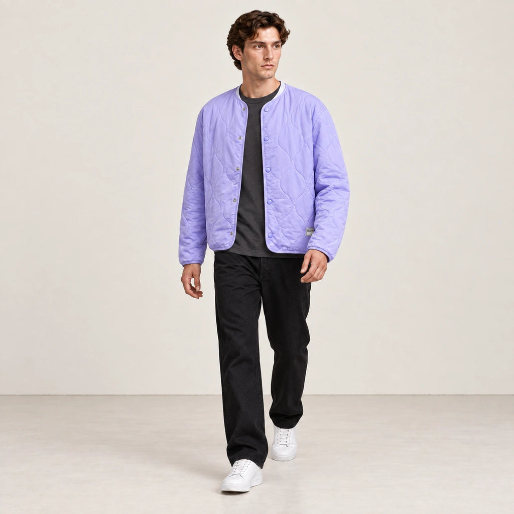 Manteau matelassé violet oversize porté en mouvement dans le studio IVAREE.