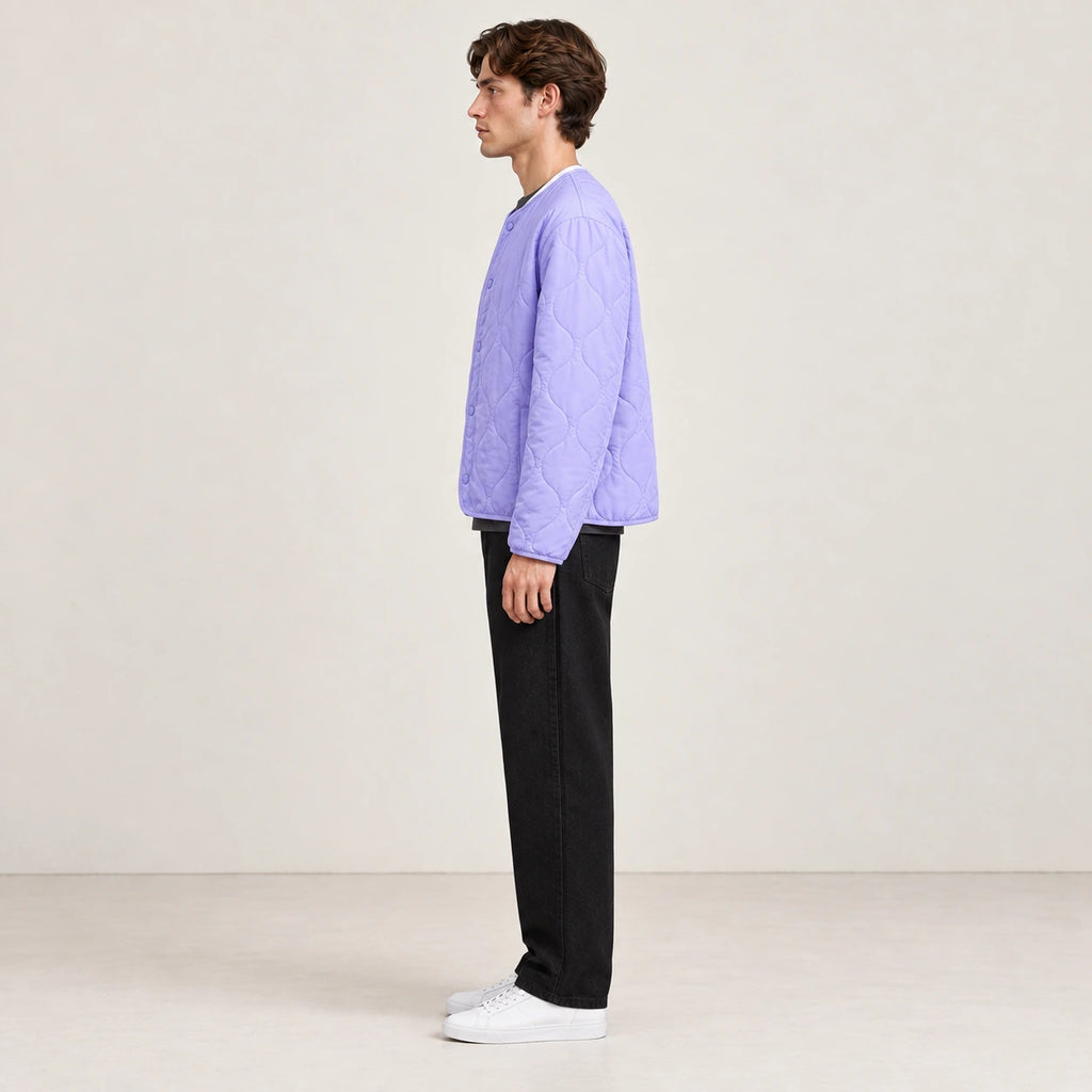 Manteau matelassé violet oversize vu de profil, porté dans le studio IVAREE.