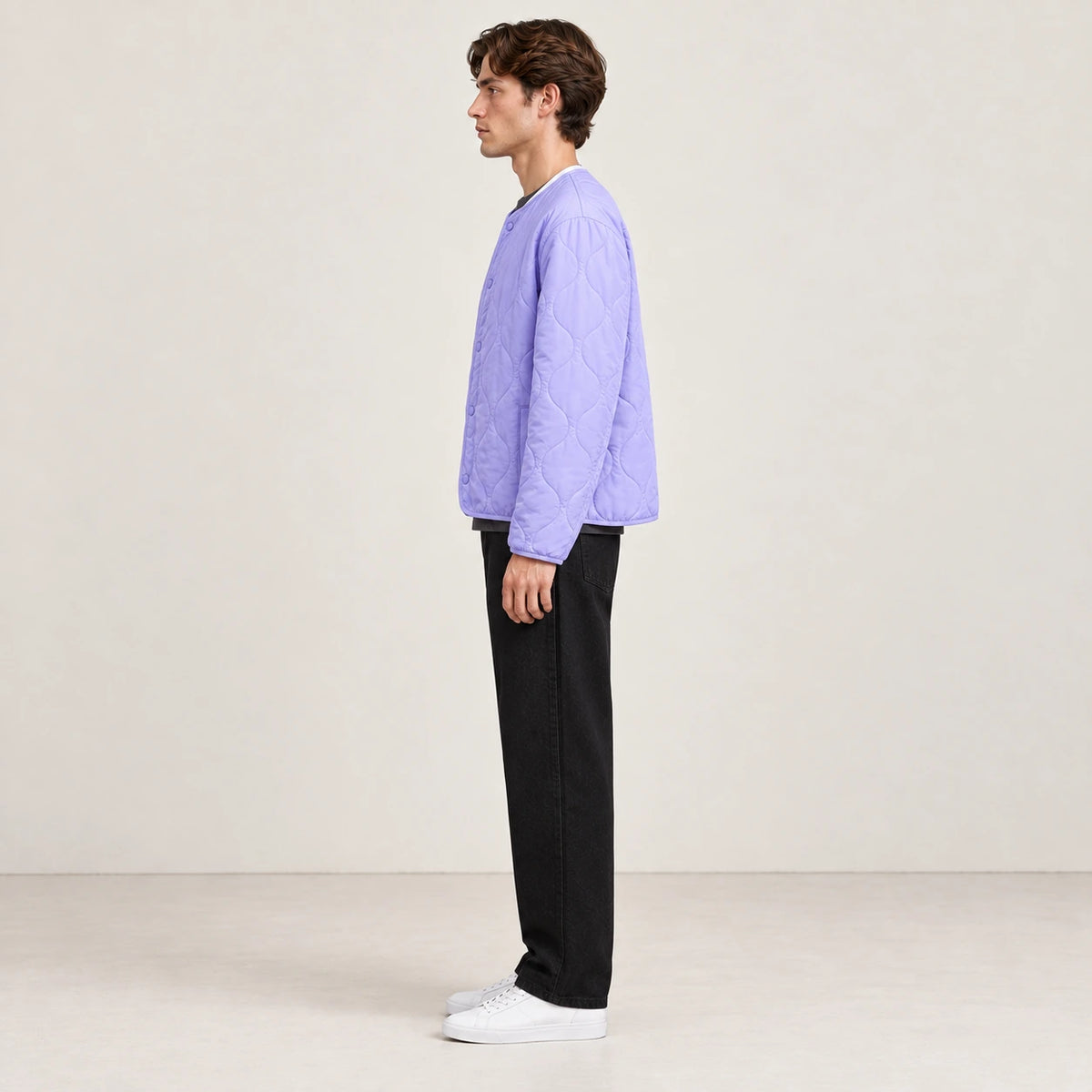 Manteau matelassé violet oversize vu de profil, porté dans le studio IVAREE.