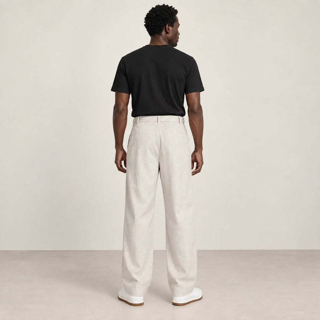 Pantalon beige à ceinture à nouer, dos dans le studio IVAREE