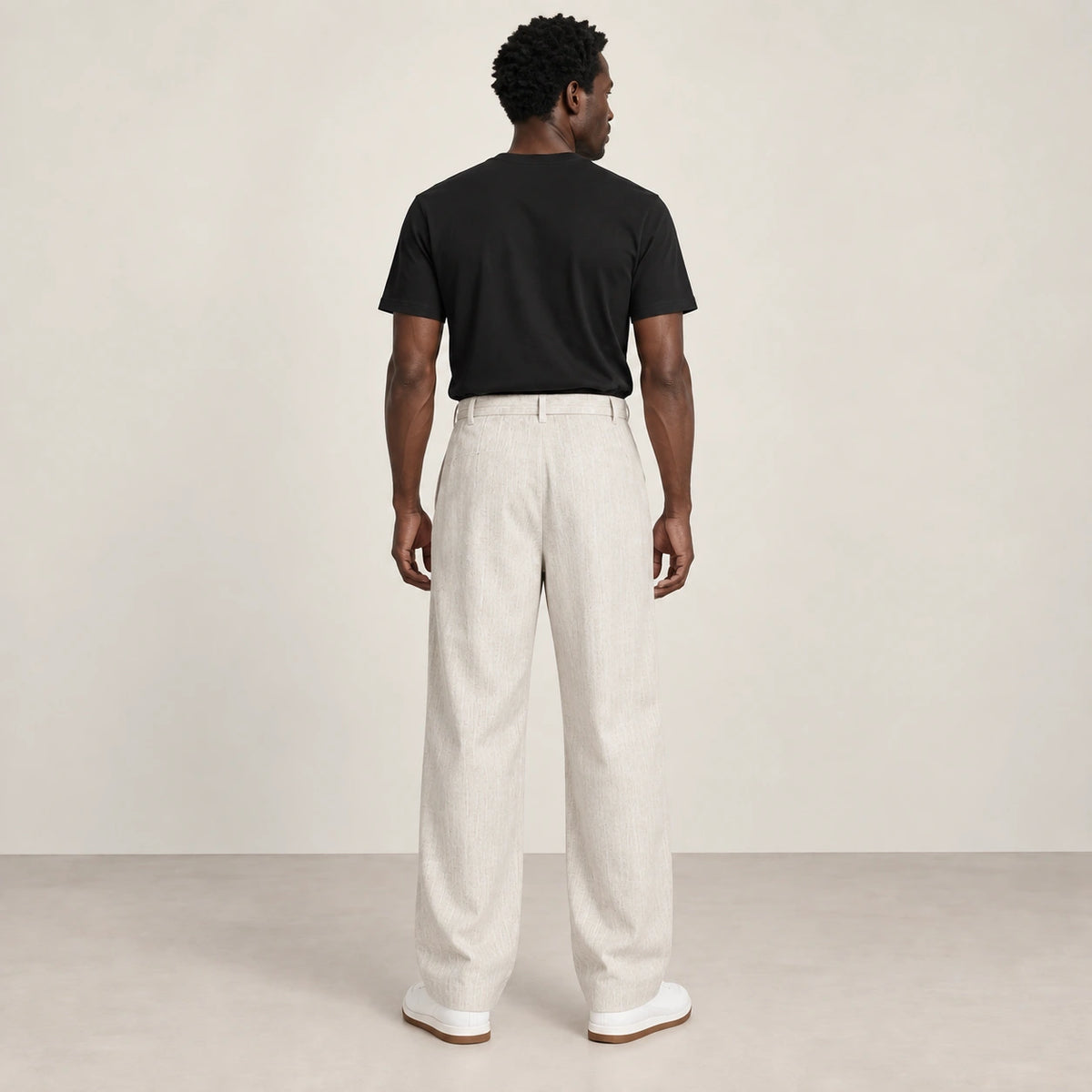 Pantalon beige à ceinture à nouer, dos dans le studio IVAREE