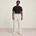Pantalon beige à ceinture à nouer, face dans le studio IVAREE